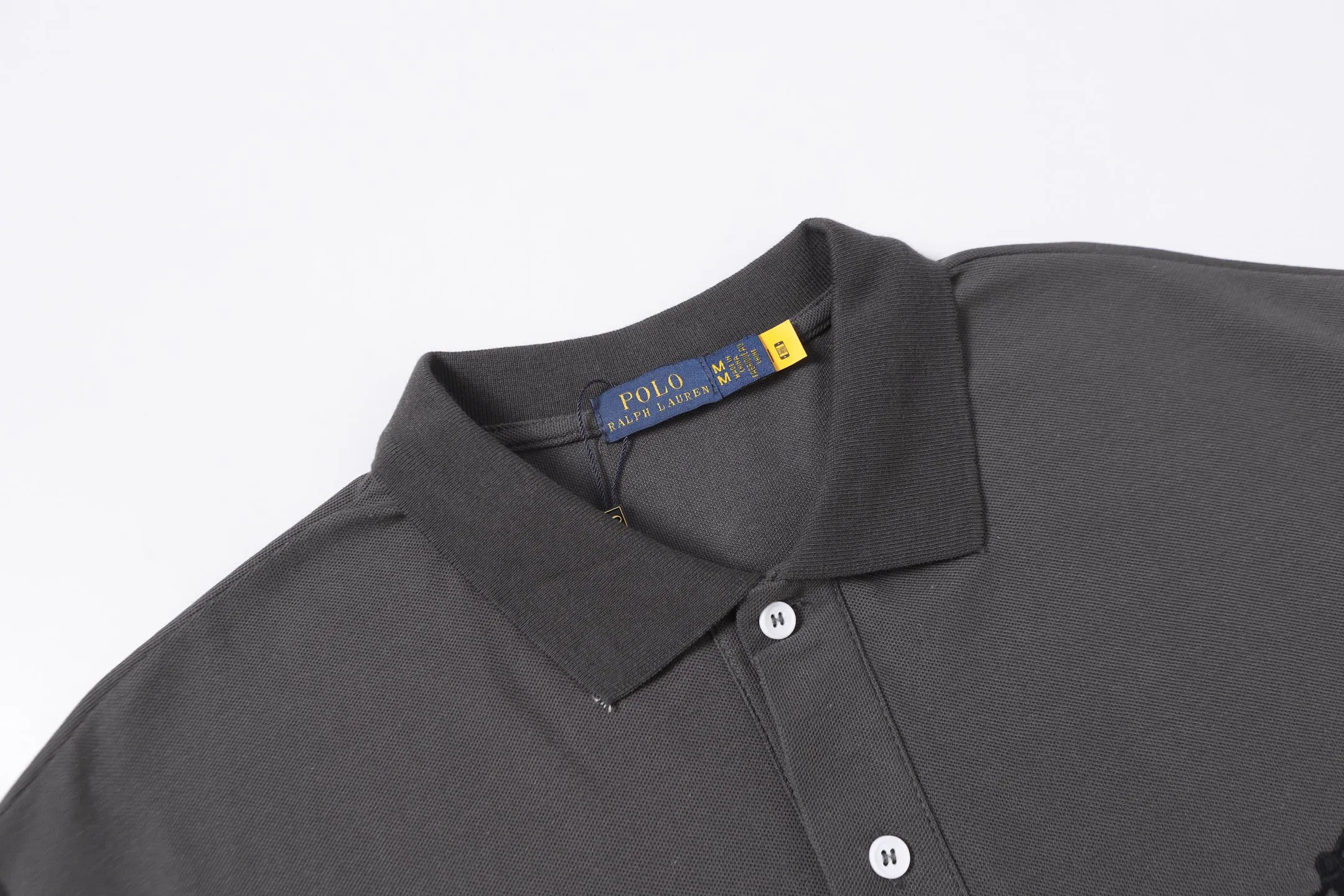 P150 Style No.: A012 [Ralph Lauren Classic Logo Embroidered Polo Shirt] ✅250g fine cotton pique fabric, custom-woven and dyed threads ✅Original stickers Scan the QR code to enter the official website ✅Large version, loose and stylish, can wear up to 210 pounds Color: Black White Navy Blue Sky Blue Dark Gray Floral Gray Size: S-XL